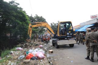 Lapak Pedagang di Bantaran Kali Sipon Tangerang Dibongkar - JPNN.com Banten