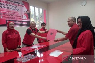 Datangi Kantor PDIP, Mantan Wabup Banyumas Dipastikan Maju di Pilkada 2024 - JPNN.com Jateng