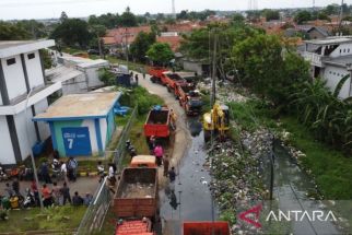 Tumpukan Sampah di Aliran Kali Pasir Bekasi Sepanjang 1,5 Kilometer Mulai Dibersihkan Tim Gabungan - JPNN.com Jabar