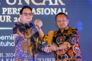 Wujudkan Pemilu Aman & Kondusif, Pj Gubernur Jatim Adhy Dapat Prapanca Award 2024 - JPNN.com Jatim