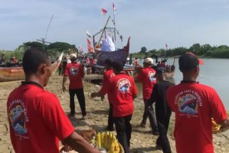 Syawalan, Warga Demak Gelar Sedekah Laut, Bupati: Wujud Rasa Syukur - JPNN.com Jateng