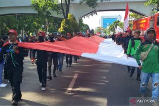 Massa Demo Buruh di Surabaya Bentangkan Bendera Merah Putih 15 Meter - JPNN.com Jatim