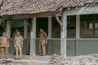 Tak Pernah Diperbaiki Sejak Tahun 1993, Bangunan SDN di Karawang Rusak Parah - JPNN.com Jabar