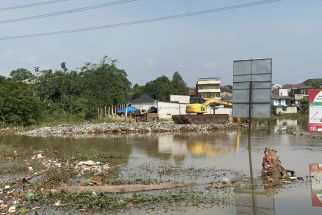 Jalan Penghubung Cipayung-Pasir Putih Putus Akibat Banjir, Mohammad Idris: Kondisi Ini Sudah Darurat - JPNN.com Jabar