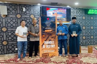 Novel Triangle of Destiny Karya Okin Lazuardi Angkat Keprihatinan Tragedi Palestina - JPNN.com Jatim