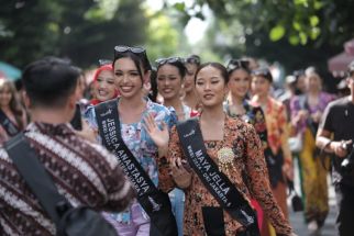 50 Finalis Miss Mega Bintang Indonesia Membatik dan Berkunjung ke Kampung Wisata - JPNN.com Jogja