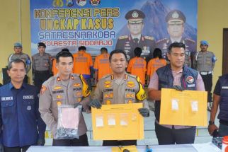 Pasutri di Sidoarjo Digerebek Polisi Saat Ranjau Sabu-Sabu di Depan Minimarket - JPNN.com Jatim