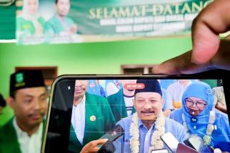 Karna Suswandi & Nyai Khoirani Daftar Pencalonan Kepala Daerah ke PPP Naik Becak - JPNN.com Jatim