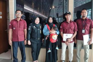 Langgar Keimigrasian, Ibu dan Anak WNA Sri Lanka Dideportasi Imigrasi Kediri - JPNN.com Jatim