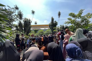 Ratusan Pelayat Iringi Pemakaman 6 Korban Bus SMK Lingga Kencana - JPNN.com Jabar