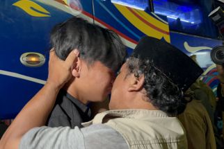 Kedatangan 2 Bus SMK Lingga Kencana yang Selamat dari Kecelakaan Maut Disambut Tangis Keluarga Siswa - JPNN.com Jabar