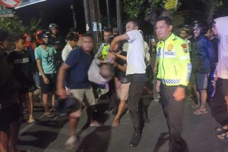 Resahkan Warga, ODGJ di Jalan Gajah Mada Jember Lempari Pengendara - JPNN.com Jatim