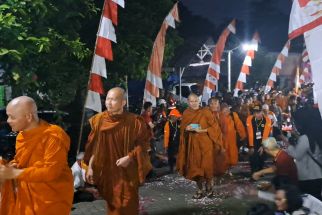 Ritual Thudong Dimulai dari Semarang, Bhikkhu Sambut Waisak Jalan Kaki Sampai Candi Borobudur - JPNN.com Jateng