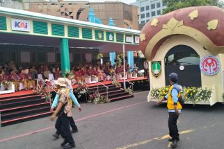 HUT ke-44 Dekranas di Solo: Iriana Jokowi Antusias Ikuti Parade Mobil Hias Hingga Selesai - JPNN.com Jateng