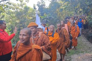 Bhikkhu Thudong Mulai Perjalanan dari Semarang Menuju Candi Borobudur - JPNN.com Jateng