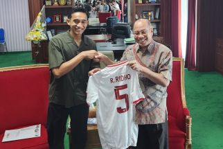 Momen Rizky Ridho Beri Jersey Timnas Indonesia ke Rektor UM Surabaya - JPNN.com Jatim