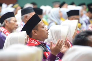 Bupati Karawang Lepas Keberangkatan 432 Calhaj Kloter 18 di Masjid Aljihad - JPNN.com Jabar