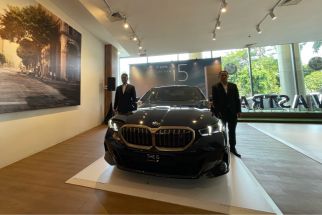BMW Luncurkan Mobil Listrik Sedan Seri Terbaru, Berikut Spesifikasi dan Harganya - JPNN.com Jatim