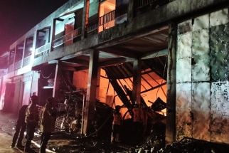 Kebakaran Gudang Rongsok di Sukoharjo, Petugas Berjibaku 4 Jam, Api Berhasil Dipadamkan - JPNN.com Jateng