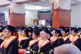 Peringkat 4 PTS Terbaik di Jatim, UWKS Luluskan 484 Wisudawan Berkarakter Raden Wijaya - JPNN.com Jatim