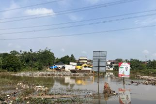 Jalan Penghubung Pasir Putih-Cipayung Lumpuh, Mohammad Idris Minta Bantuan ke Pemerintah Pusat - JPNN.com Jabar