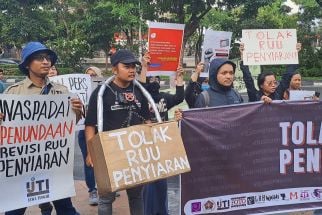 Ratusan Jurnalis Semarang Tolak RUU Penyiaran, Tabur Bunga & Segel Gedung DPRD Jateng - JPNN.com Jateng