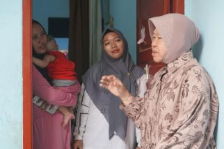 Datang ke Kota Depok, Mensos Tri Rismaharini Berikan Bantuan Untuk 2 Anak Penyandang Disabilitas - JPNN.com Jabar