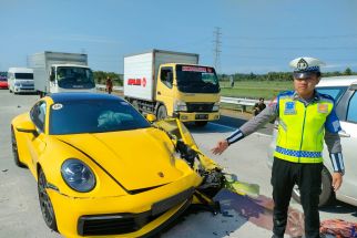 Porsche Nopol S 79 Ringsek Tabrak Jazz di Tol Kertosono-Caruban, 2 Orang Terluka - JPNN.com Jatim