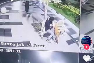 Viral Sejoli Terekam CCTV Bermesraan di Taman Surya Surabaya, Eri Respons Begini - JPNN.com Jatim
