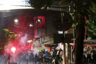 Suporter Persib Diadang Massa di Pintu Keluar Jembatan Suramadu Saat Dipulangkan - JPNN.com Jatim