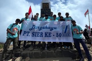 HUT Emas, Karyawan SIER Bentangkan Bendera Dirgahayu di Puncak Gunung Lawu - JPNN.com Jatim