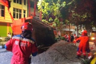 Truk Muatan Kerikil Terguling di Jalan Dupak Surabaya, Begini Kronologinya - JPNN.com Jatim