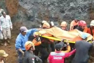 Basarnas Jember Bantu Pencarian 3 Korban Tambang Pasir Longsor di Lumajang - JPNN.com Jatim