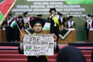 Wisuda UMY Tampil Beda, Kompak Kibarkan Bendera Palestina  - JPNN.com Jogja