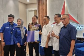 DPP Demokrat Beri Surat Tugas Eri Cahyadi Maju Pilkada Surabaya 2024 - JPNN.com Jatim