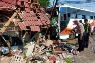 Bus di Pasuruan Tak Hanya Tabrak Pos, Pemotor Juga Jadi Korban, Begini Kronologinya - JPNN.com Jatim