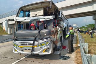 Bus Rombongan Pekerja Tabrak Truk Tangki di Tol Solo-Kertosono, 7 Orang Terluka - JPNN.com Jatim