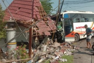 Bus Tabrak Pos Jaga Perlintasan Kereta di Pasuruan, Petugas Terluka - JPNN.com Jatim