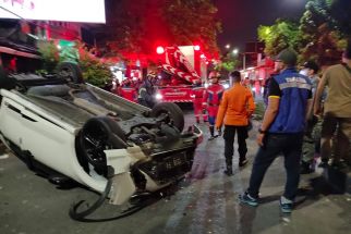 Mengantuk, Mobil Dikemudikan Anak di Bawah Umur Terbalik di Kranggan Surabaya - JPNN.com Jatim