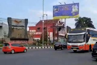 Kejar Waktu, Bus AKAP Terobos Lampu Merah di Tulungagung Ditilang Polisi - JPNN.com Jatim