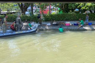 Susur Kalimas, DLH Surabaya Temui Warga Buang Limbah Rumen ke Sungai    - JPNN.com Jatim