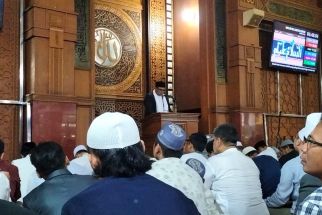 Mohammad Idris Doakan Palestina di Sela-sela Salat Iduladha di Masjid Balai Kota Depok - JPNN.com Jabar