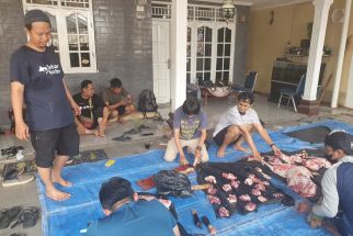 IJTI Depok dan Human Initiative Bagikan Daging Kurban ke Masyarakat dan Sopir Ambulans - JPNN.com Jabar