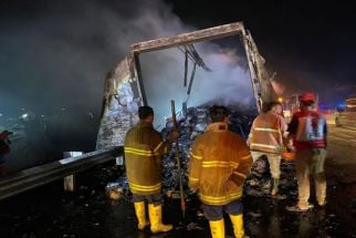 Minggu Petang, Truk Ekspedisi Terbakar di Tol Pemalang, Begini Kronologinya - JPNN.com Jateng
