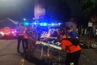 Boncengan Tiga Tak Pakai Helm, Pemuda Asal Surabaya Tewas Tabrak Pemotor Lain - JPNN.com Jatim