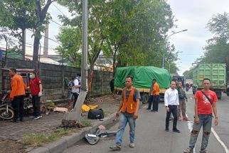 Sopir Truk Tewas Tabrak Tiang PJU dan Gerobak Bakso di Margomulyo - JPNN.com Jatim