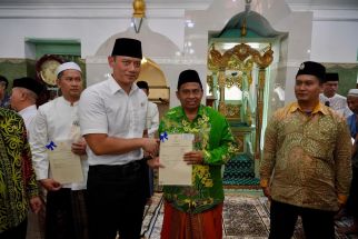 Berdiri Sejak 1500-an, Masjid Sunan Giri Gresik Akhirnya Miliki Sertifikat Tanah - JPNN.com Jatim