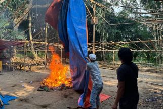 Polres Malang Bongkar dan Bakar Arena Judi Sabung Ayam di 2 Lokasi - JPNN.com Jatim