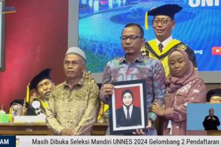 Haru, Meninggal Dunia Dua Hari Menjelang Wisuda, Mahasiswi Unnes Diwakilkan Orang Tua - JPNN.com Jateng