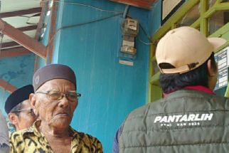 Abah Totong Jadi Pemilih Tertua di Pilkada Kabupaten Karawang, Usianya 120 Tahun - JPNN.com Jabar